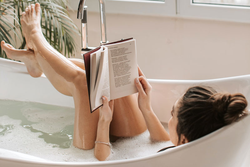 Femme prenant un bain Femme prenant un bain