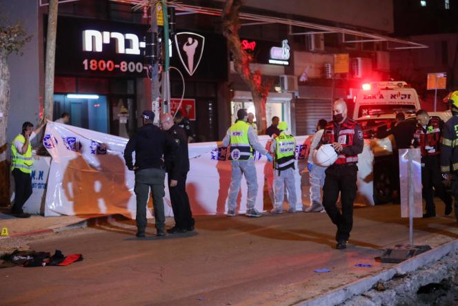 Офицеры на месте теракта 27 марта в Хадере