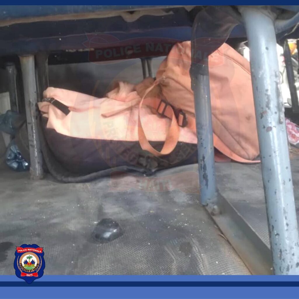 positionnement des sacs de drogue sous les coussins du minibus