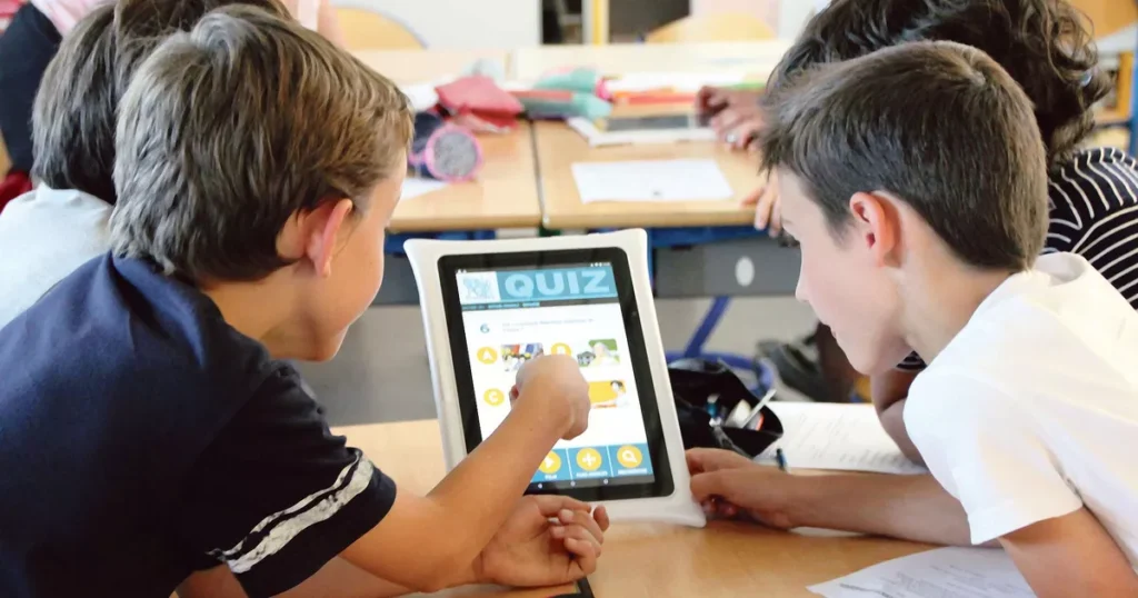 eleves utilisant leurs appareils mobiles